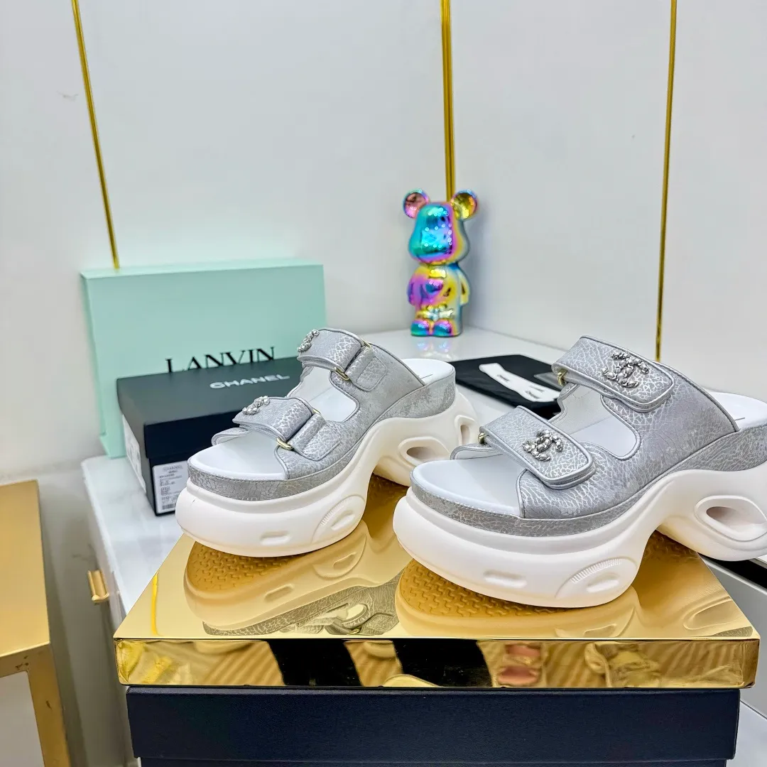 👟👟Ex-factory price 680👟👟 Top version... Chanel｜Chanel Xiaoxiang Velcro Beach Slippers Slippers Casual Beach Shoes 25ss Spring and Summer New Style! Beach shoes are a hit all over the internet! The latest model from the counter, I am still willing to buy it on my feet. It must be ranked among the most popular models. It is invincible in all seasons. Various bloggers and Internet celebrities can see the matching styles. Highly recommended. Pearlescent sheepskin upper, sheepskin lining, suede for feet. Original open-molded TPU outsole size: 35-40 (customized for 40 and 41). Full set of original packaging 👉 👉 👉 👉 👉